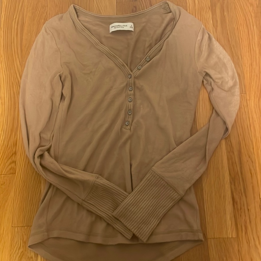 Long sleeve light tan top from Abercrombie. Worn twice, in great condition.